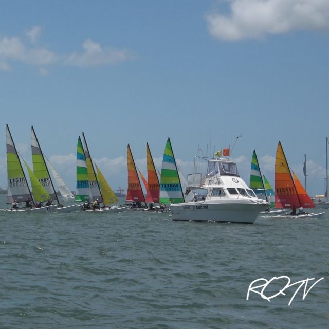 Focus on the stripes of the tennis ball. - International Hobie Class  Association